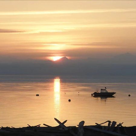 Camano Island Waterfront Vacation Rental Exterior photo