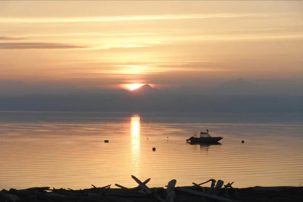 Camano Island Waterfront Vacation Rental Exterior photo