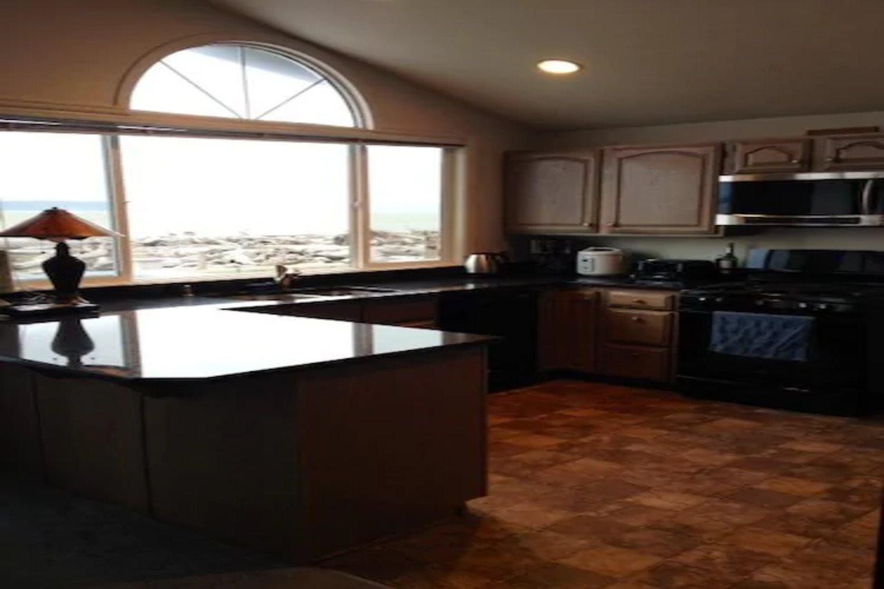 Camano Island Waterfront Vacation Rental Exterior photo